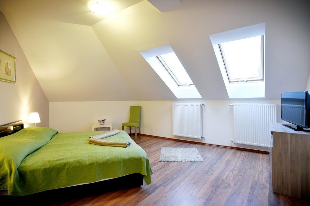 Corner Apartman Eger Szoba fotó