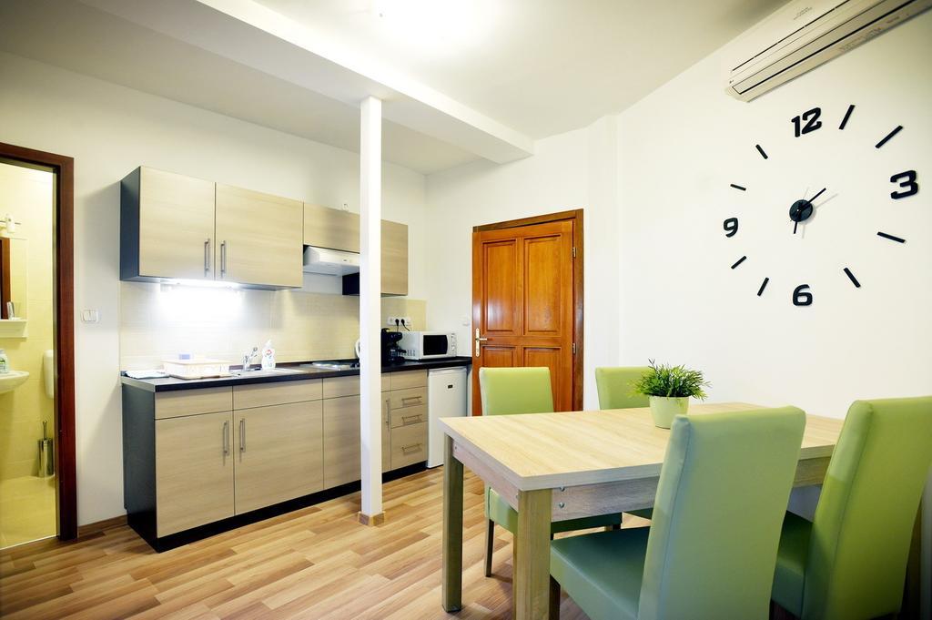 Corner Apartman Eger Szoba fotó
