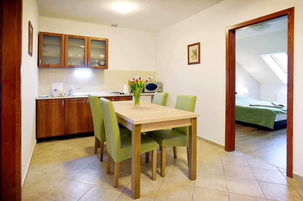 Corner Apartman Eger Szoba fotó