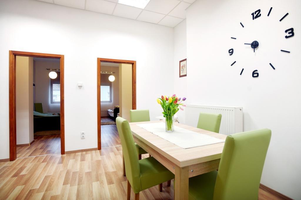 Corner Apartman Eger Szoba fotó