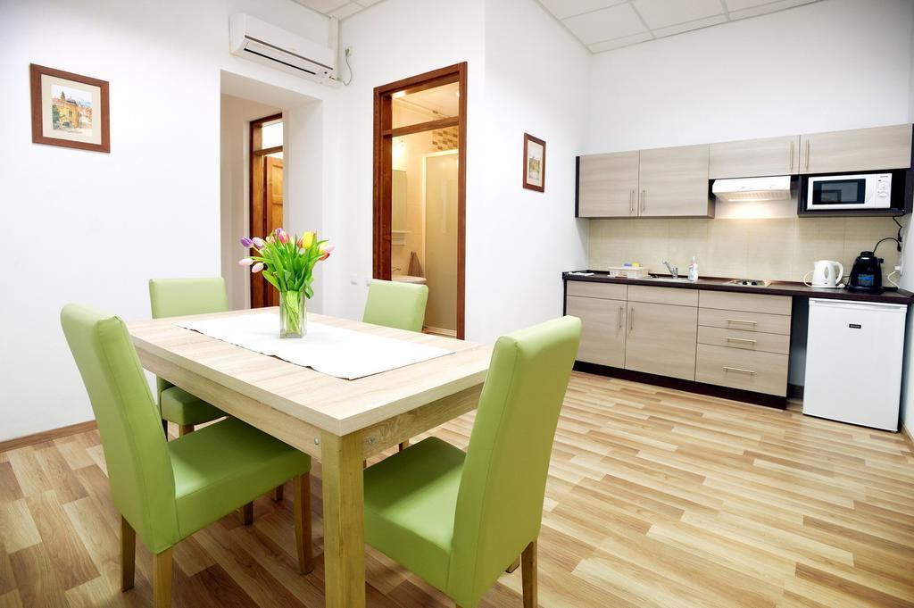 Corner Apartman Eger Szoba fotó