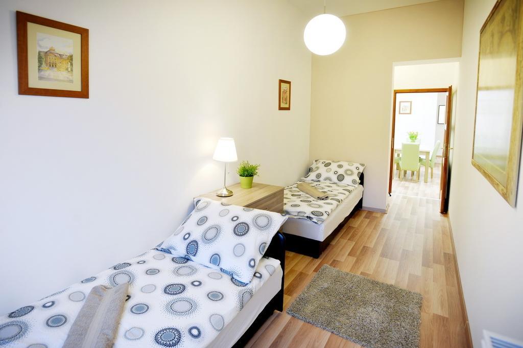 Corner Apartman Eger Szoba fotó